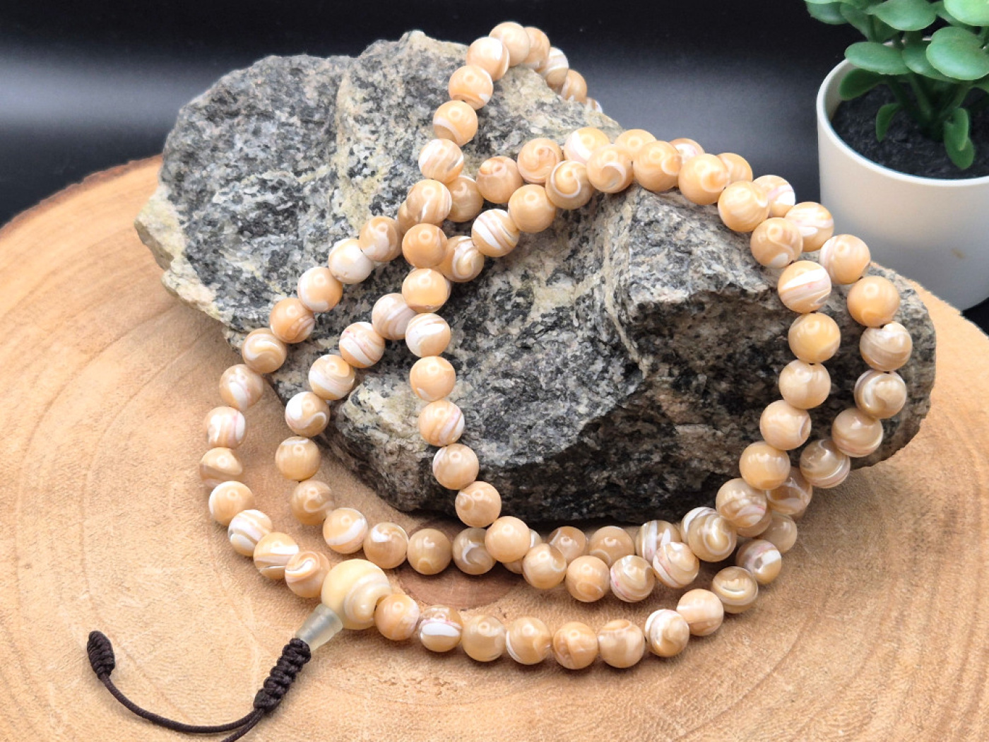 Handgefertigte Mala aus Perlmutt mit sanfter, marmorierter Struktur